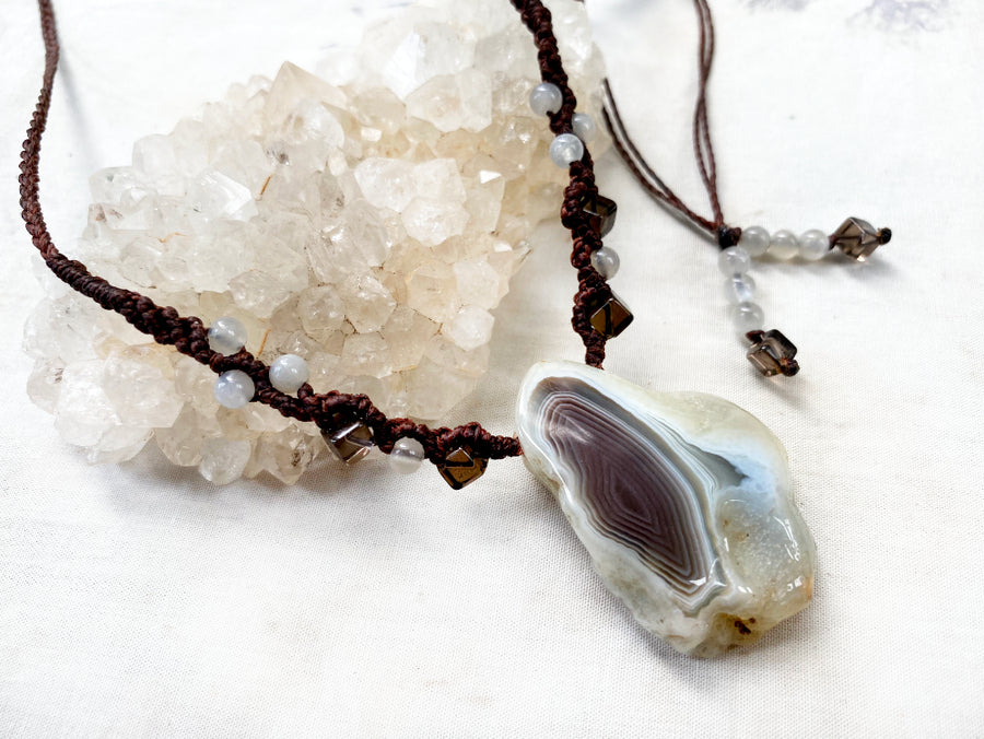 Agate crystal healing amulet