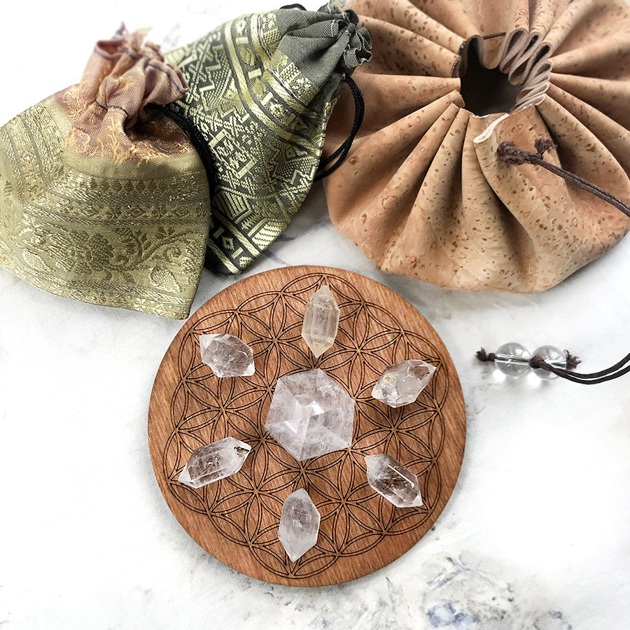 Travel Set ~ 'Quartz Power' crystal grid in cork pouch (vegan leather)